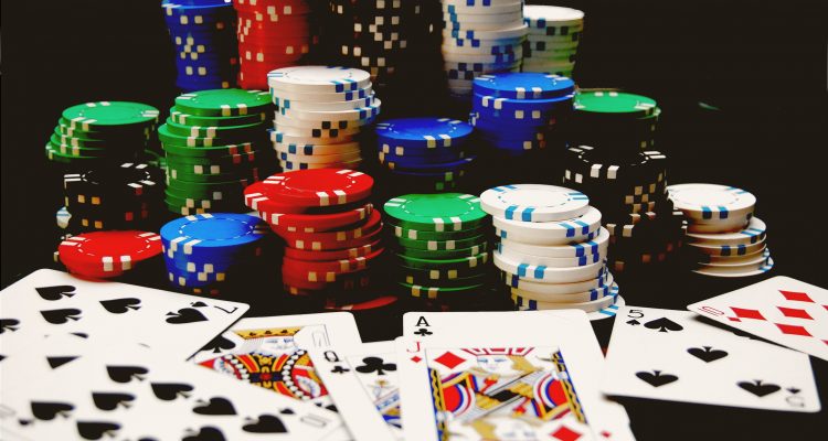 Perbedaan Utama Antara Poker Langsung dan Poker Online